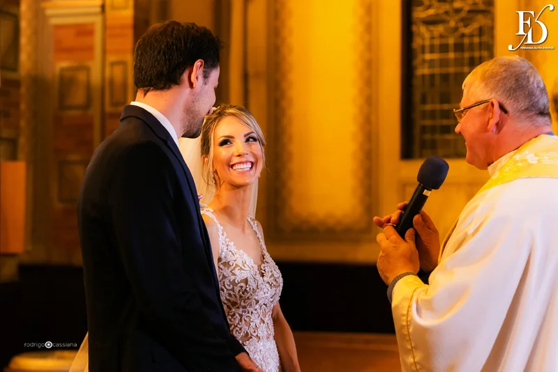 casamento com cerimônia na igreja santa teresinha do menino jesus na rua ramiro barcelos em porto alegre e recepção e festa na casa vetro com decoração moderna contemporânea sofisticada luxuosa em tons de cinza prata e flores coloridas na paleta de tons terrosos por life eventos especiais cerimonialista de casamento em porto alegre