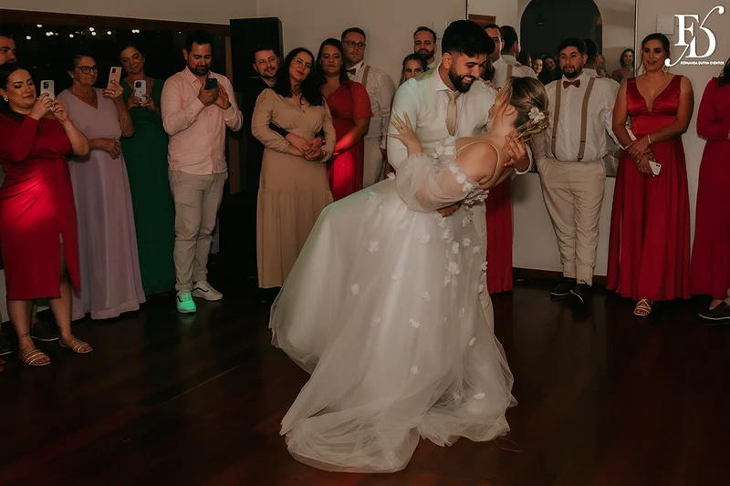 casamento divertido e animado na casa na chácara, em porto alegre; um casal jovem, despojado, que queria celebrar esse momento com um rodízio de pizza - casamento com pizza - decoração estilo boho wedding em tons terrosos cerimonial de life eventos especiais
