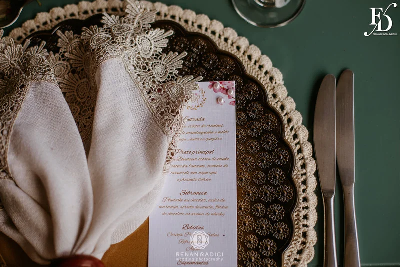 casamento diurno realizado em porto alegre rs no alto da capela por life eventos especiais cerimonialista wedding planner especializada em casamentos de alto padrão em porto alegre decoração boho chic botânica em tons de nude rosa e verde por life eventos especiais