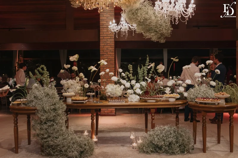 recepção no espaço paraíso em porto alegre viamão alvorada decoração europeia cloud dancer european stylling mesa de doces iluminação noturna