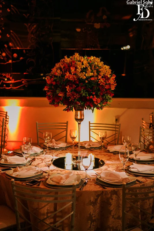 formatura tripla em direito pela fmp fundação do ministério público realizada no salão cristal do clube do comércio em porto alegre com decoração elegante clássica sofisticada em tons terrosos