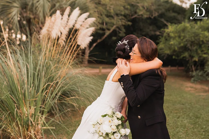 casamento com cerimônia realizada às 15h na Basílica Nossa Senhora das Dores em Porto Alegre e recepção no Alto da Capela. Coquetel na área externa embalado com jazz e por-do-sol, jantar formal, decoração exuberante e linda, em estilo botânico e muitas cores, luxuoso e lindo, por Life Eventos Especiais