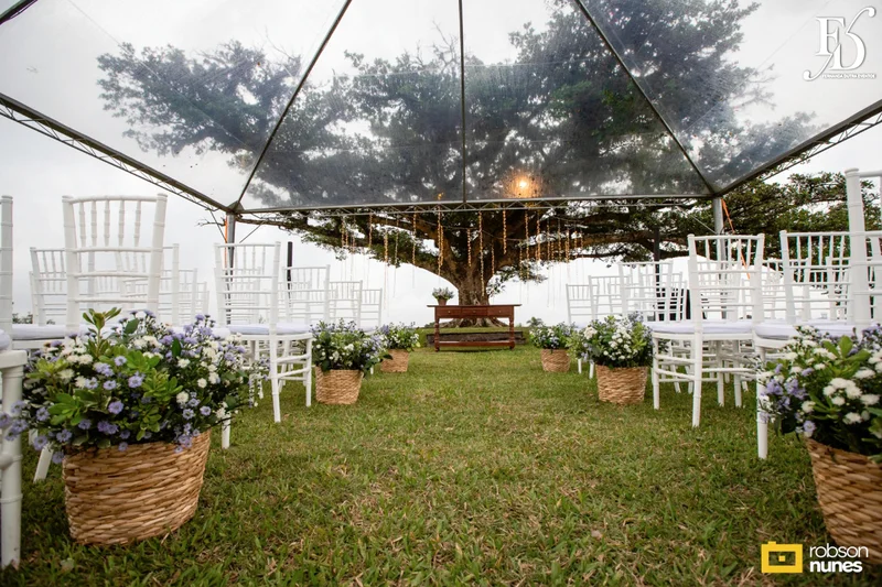 casamento no espaço paraíso em porto alegre com decoração moderna em azul marinho, dourado e girassóis; temática geek, com referências a funko pop, filmes e séries - por life eventos especiais