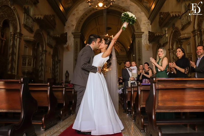 saída dos noivos do casamento na igreja das dores