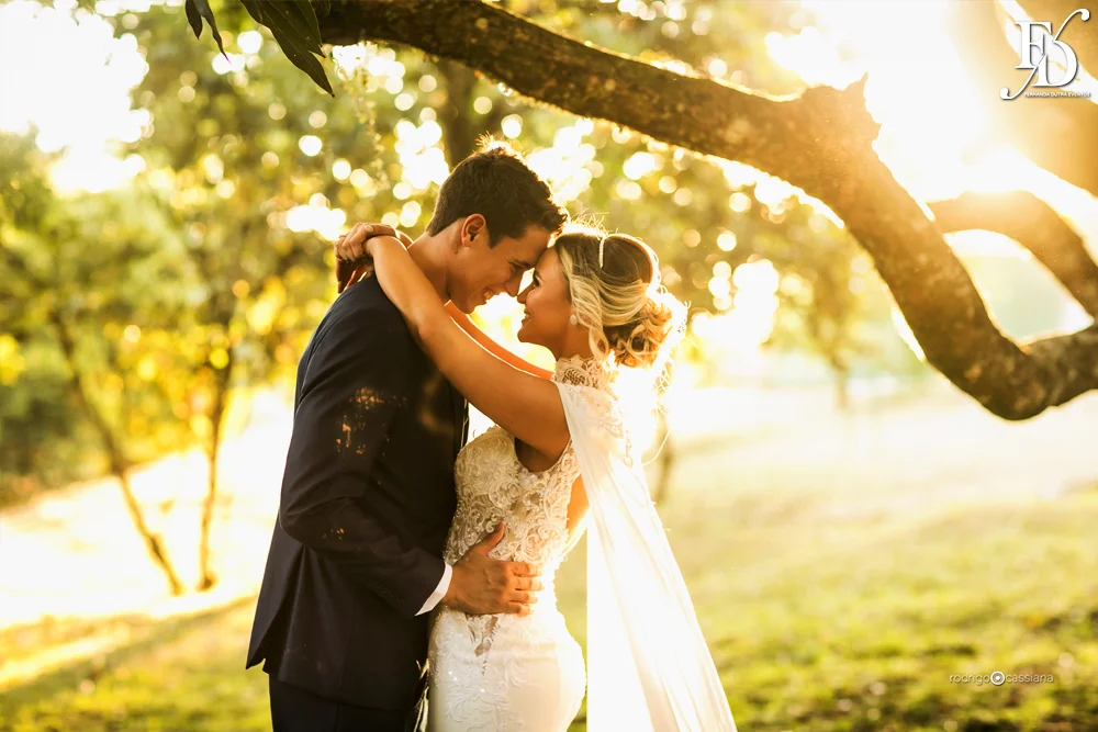 casamento do goleiro brenno do grêmio de porto alegre com a linda victoria fogazzi com uma cerimônia ao ar livre em porto alegre num lindo entardecer de verão e recepção em tons de marsala no salão principal da sede campestre da associação do ministério público por life eventos especiais cerimonialista em porto alegre