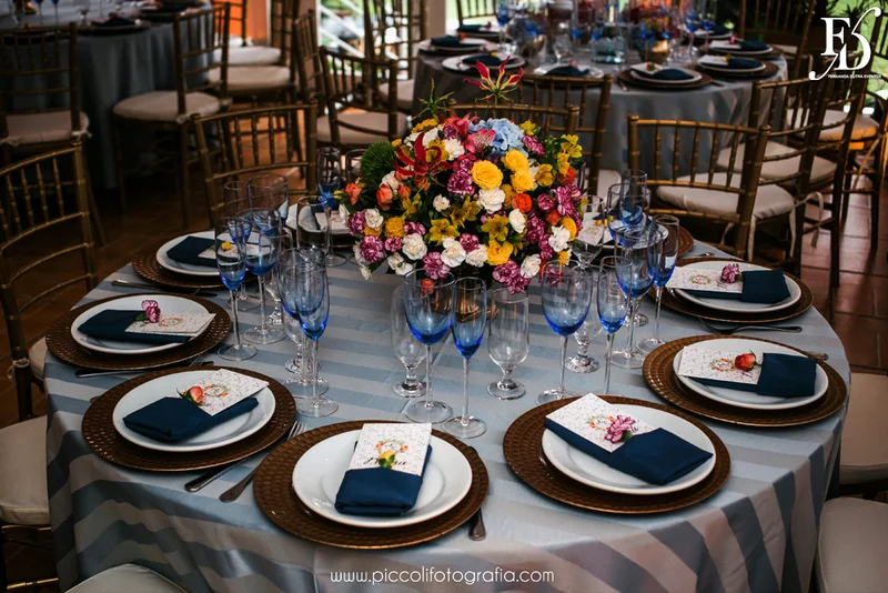 casamento diurno estilo destination wedding realizado em ivoti no interior do rs com cerimônia ao ar livre e recepção no salão principal do espaço da torre com decoração boho chic colorida botânica em tons de azul por life eventos especiais assessoria e cerimonial de casamentos em porto alegre