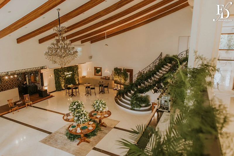 casamento destination wedding no hotel ritta hoppner em gramado com decoração clássica, elegante e botânica em tons de branco verde e fendi por life eventos especiais
