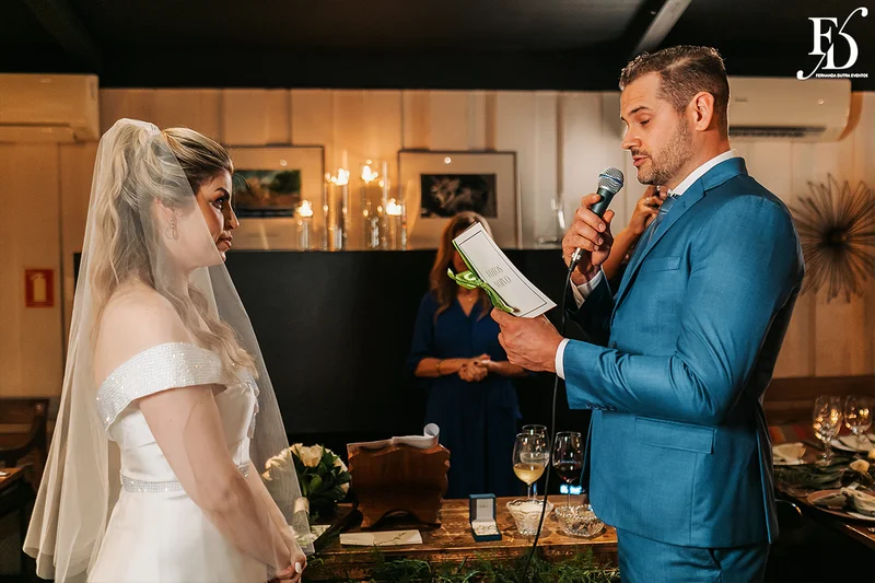 casamento mini-wedding da influencer bruna startt realizado no le bistrot gourmet em porto alegre com decoração com muitas velas flores brancas e muito verde por life eventos especiais