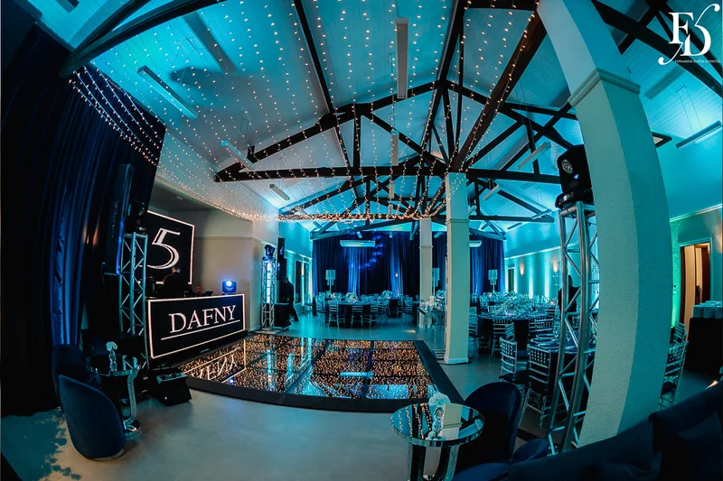 festa de 15 anos nas cores azul e branco com decoração moderna com cristais e espelhos por life eventos especiais assessoria e cerimonial de festas de 15 anos em porto alegre