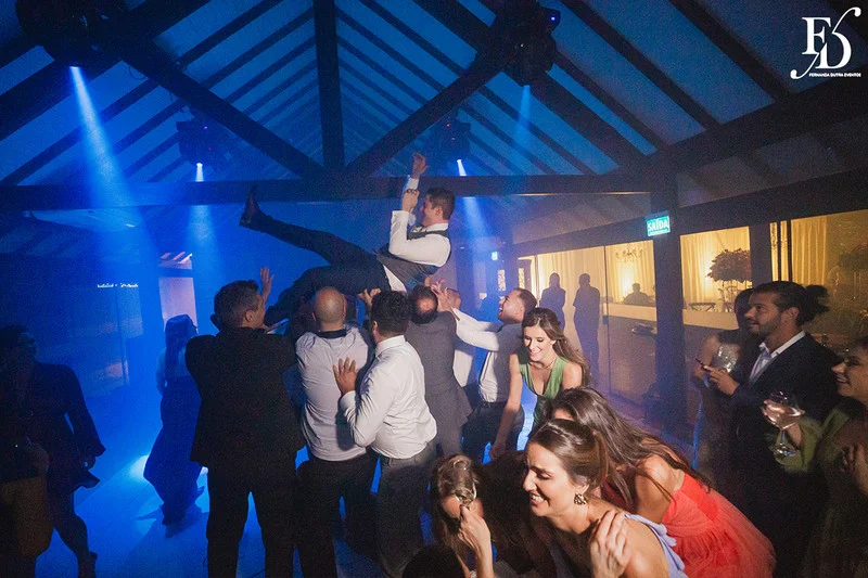 casamento com cerimônia realizada às 15h na Basílica Nossa Senhora das Dores em Porto Alegre e recepção no Alto da Capela. Coquetel na área externa embalado com jazz e por-do-sol, jantar formal, decoração exuberante e linda, em estilo botânico e muitas cores, luxuoso e lindo, por Life Eventos Especiais