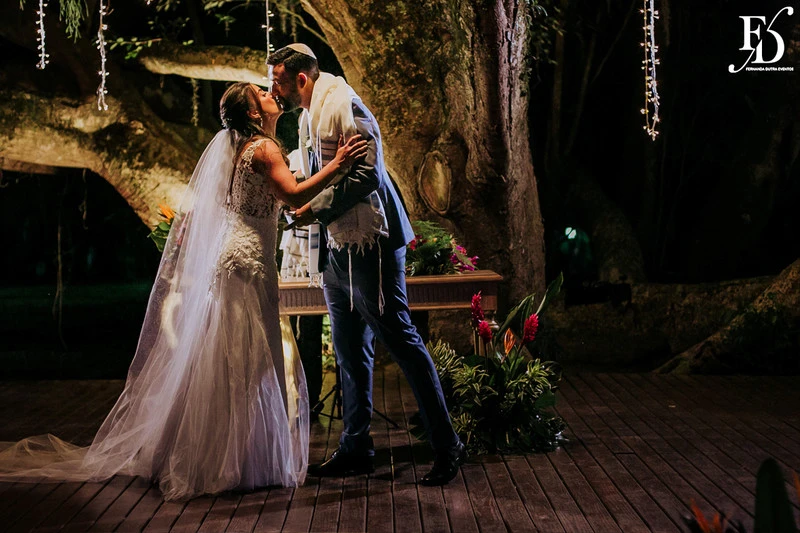 casamento judaico realizado no sítio da figueira em porto alegre com decoração exuberante botânica tropical festa linda com passarela de espelho cerimônia de casamento ao ar livre por life eventos especiais cerimonialista em porto alegre organização de casamentos cerimonia ao ar livre