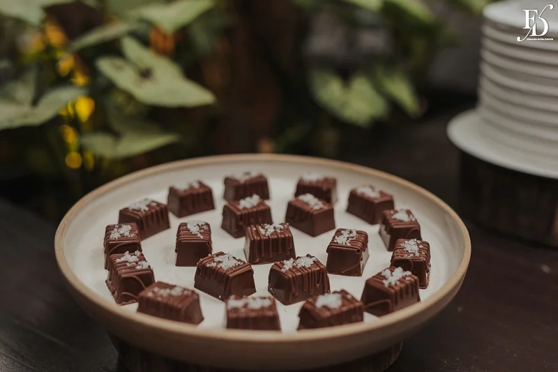 casamento mini-wedding no eat kitchen em novo hamburgo com decoração verde e branco estilo greenery mesa de doces