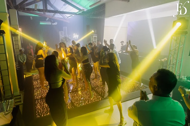 festa de 15 anos nas cores azul e branco com decoração moderna com cristais e espelhos por life eventos especiais assessoria e cerimonial de festas de 15 anos em porto alegre