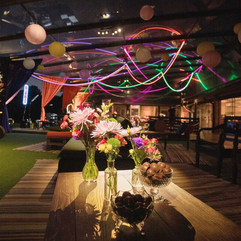 casamento no alto da capela estilo festival; casamento festival, moderno, tecnológico, colorido com espaços temáticos de tatuagem, glitter bar, arcade; casamento moderno; casamento colorido