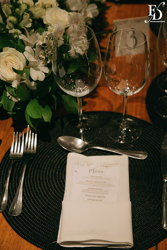 casamento no le bistrot em porto alegre organizado por life eventos especiais organizado por life eventos especiais com cerimônia no local e decoração clássica elegante e sofisticada em branco verde e prata com planejamento organização e execução de life eventos especias em porto alegre