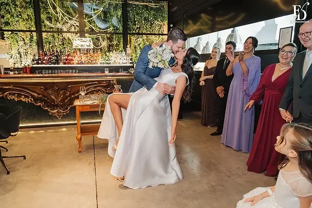 Primeiro beijo do casal Rafaella e Rafael no casamento no Dry Moments & Drinks Porto Alegre