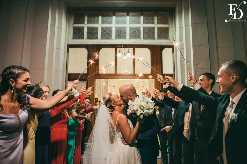 casamento realizado na igreja santa cecília em porto alegre e recepção no le bistrot gourmet com decoração colorida vibrante tropical por life eventos especiais cerimonialista de casamento em porto alegre