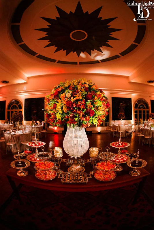 formatura tripla em direito pela fmp fundação do ministério público realizada no salão cristal do clube do comércio em porto alegre com decoração elegante clássica sofisticada em tons terrosos por life eventos especiais cerimonialista em porto alegre mesa de doces