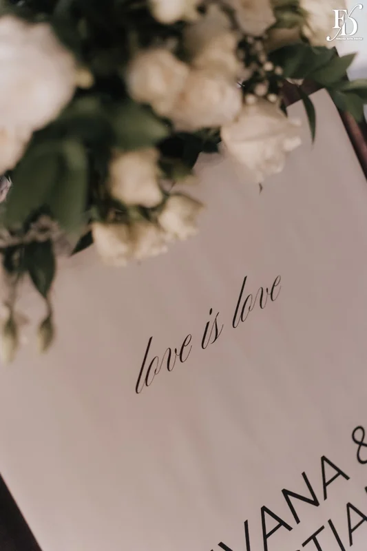 Letreiro "love is love" na entrada do casamento de Ivana e Cristiane no Le Bistrot Gourmet Porto Alegre