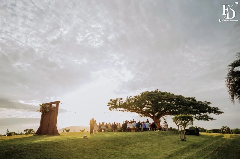 casamento no espaço paraiso em porto alegre viamão alvorada com decoração moderna boho rustico-chic em tons terrosos por life eventos especiais cerimônia ao ar livre