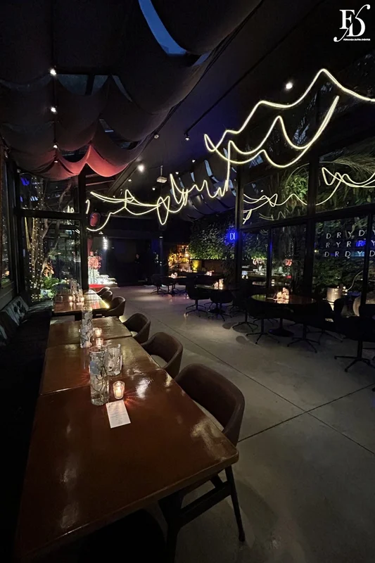 Salão do Dry Moments & Drinks decorado para casamento com neons e flores brancas em Porto Alegre