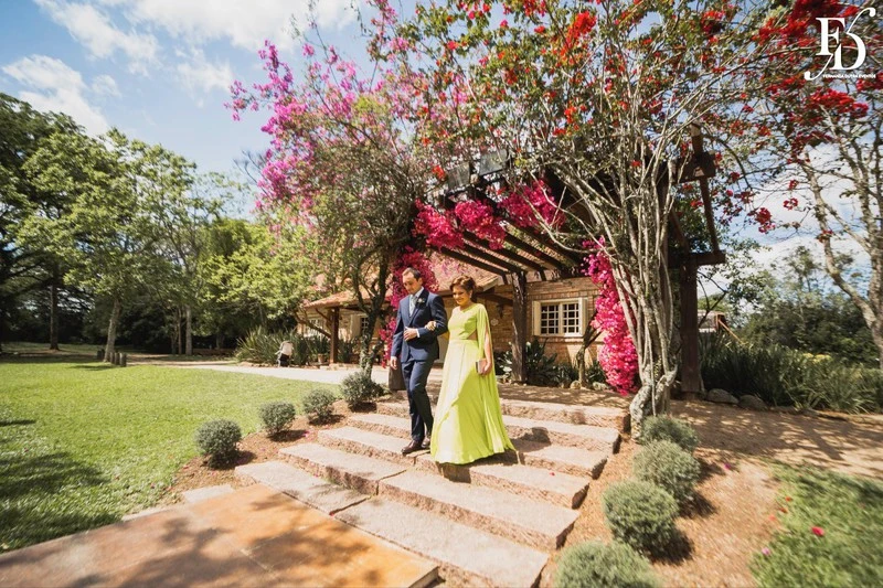 casamento diurno almoço de domingo em família no alto da capela cerimônia ao ar livre entrada do noivo