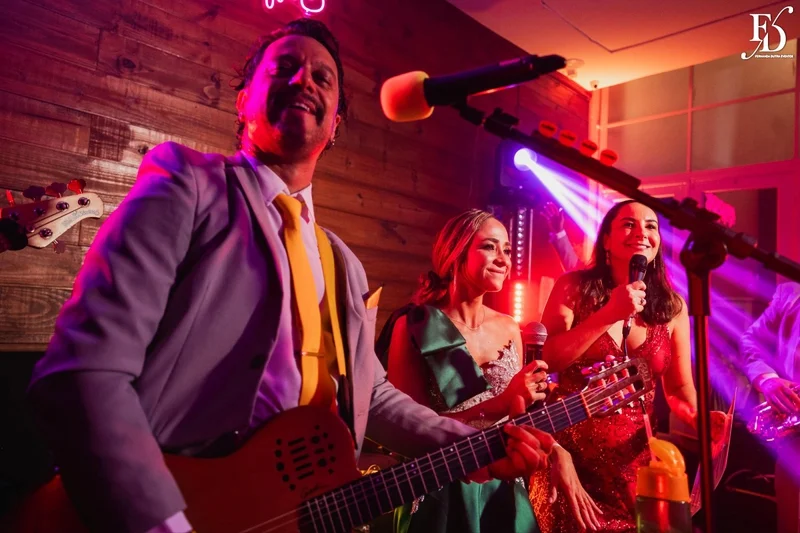 festa de formatura em medicina realizada no salão boa vista da associação leopoldina juvenil em porto alegre com decoração verde e branco e animação da banda os calamares