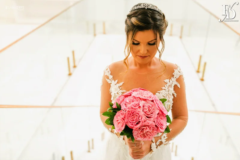 casamento com cerimônia na basílica nossa senhora das dores em porto alegre e festa na casa vetro com decoração luxuosa sofisticada exuberante em tons de rosa com parede de flores com organização projeto e cerimonial de life eventos especiais cerimonialista de casamentos em porto alegre