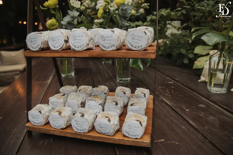 casamento mini-wedding no eat kitchen em novo hamburgo com decoração verde e branco estilo greenery mesa de lembrancinhas bem-amado charlie brownie