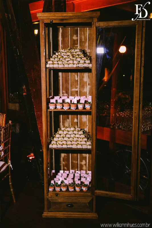 casamento luxuoso no clube veleiros do sul em porto alegre com decoração em dourado fechamento do teto em voil e espelhos venezianos cerimônia na igreja santa teresinha e santíssimo sacramento na redenção com organização e cerimonial de fernanda dutra da life eventos especiais organizadora de eventos em porto alegre