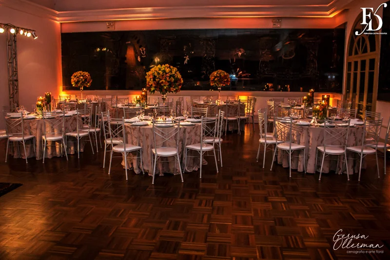 formatura tripla em direito pela fmp fundação do ministério público realizada no salão cristal do clube do comércio em porto alegre com decoração elegante clássica sofisticada em tons terrosos por life eventos especiais cerimonialista em porto alegre