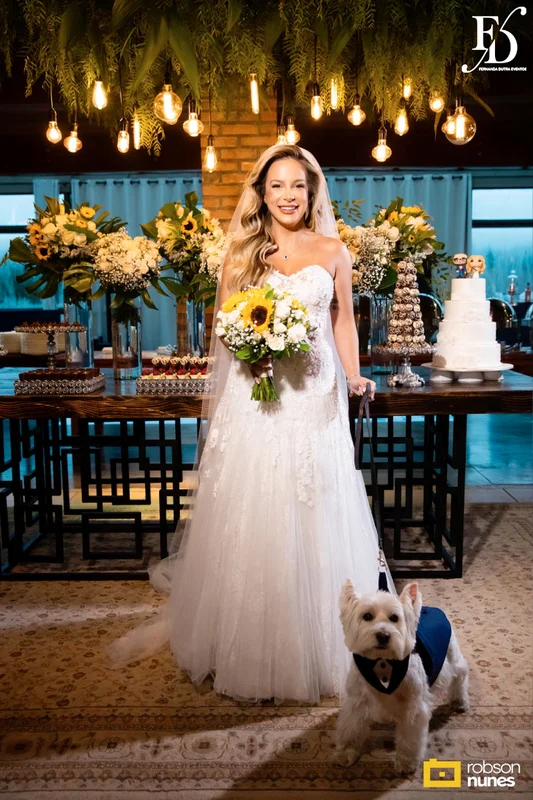 casamento no espaço paraíso em porto alegre com decoração moderna em azul marinho, dourado e girassóis; temática geek, com referências a funko pop, filmes e séries - por life eventos especiais