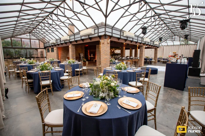 casamento no espaço paraíso em porto alegre com decoração moderna em azul marinho, dourado e girassóis; temática geek, com referências a funko pop, filmes e séries - por life eventos especiais