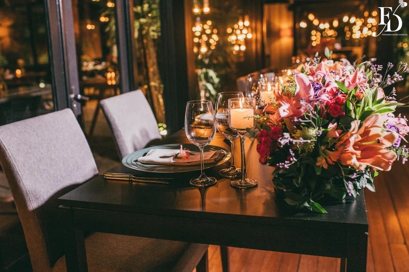 casamento realizado na igreja santa cecília em porto alegre e recepção no le bistrot gourmet com decoração colorida vibrante tropical por life eventos especiais cerimonialista de casamento em porto alegre