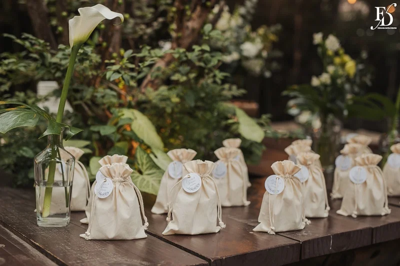 casamento mini-wedding no eat kitchen em novo hamburgo com decoração verde e branco estilo greenery mesa de lembrancinhas