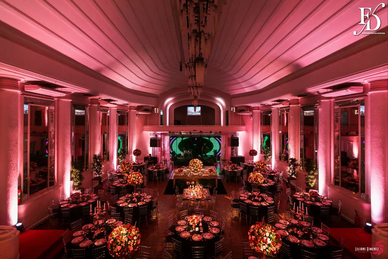 casamento com cerimônia na igreja santa teresinha da josé bonifácio em porto alegre e santissimo sacramento e recepção no salão dos espelhos do clube do comércio na andradas por life eventos especiais com decoração elegante sofisticada e luxuosa em porto alegre assessoria e cerimonial de eventos