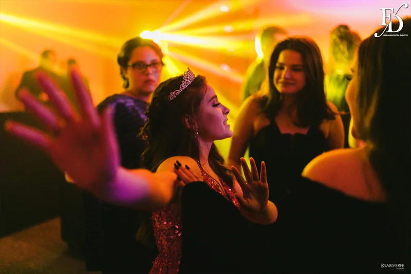 festa de aniversário de 15 anos em porto alegre realizada no foyer em grêmio náutico união gnu com decoração linda e moderna por life eventos especiais cerimonialista em porto alegre