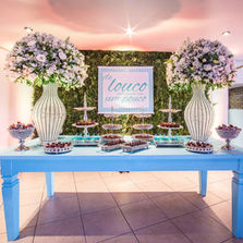 A festa de formatura da Thaise foi um marco de celebração e conquista, comemorando sua graduação em Psicologia pela PUCRS. O evento aconteceu no elegante Salão Magnólia, do Di Basi Casa de Eventos, em Porto Alegre, com uma decoração impecável em azul tiffany e branco. Sob os cuidados da Life Eventos Especiais, cada detalhe foi pensado para criar um ambiente que refletisse a alegria e o estilo único da formanda, tornando a noite inesquecível para ela e para todos os convidados.