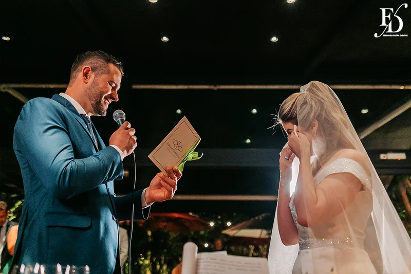 casamento mini-wedding da influencer bruna startt realizado no le bistrot gourmet em porto alegre com decoração com muitas velas flores brancas e muito verde por life eventos especiais