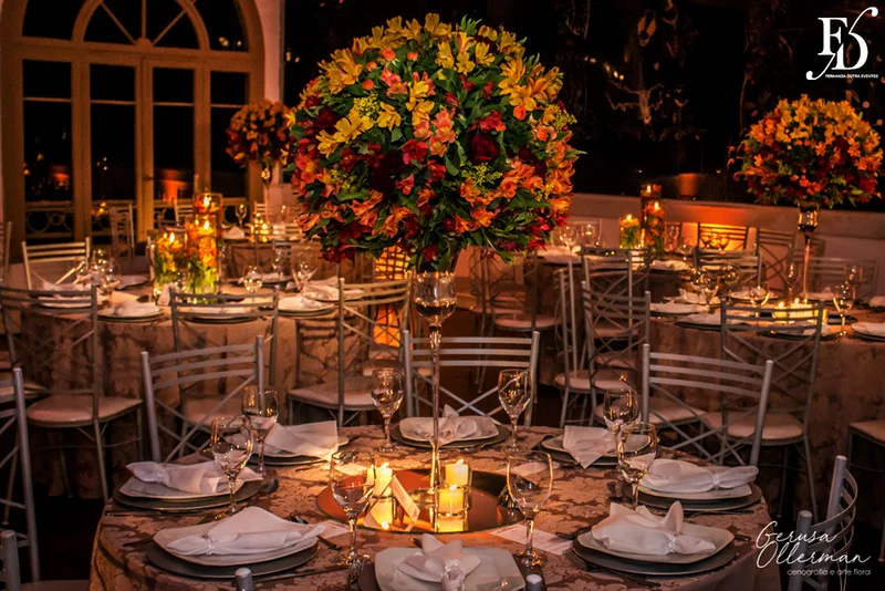 formatura tripla em direito pela fmp fundação do ministério público realizada no salão cristal do clube do comércio em porto alegre com decoração elegante clássica sofisticada em tons terrosos