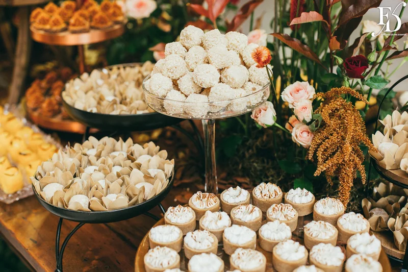 casamento realizado no alto da capela em porto alegre por life eventos especiais com cerimônia ao ar livre decoração despojada em tons terrosos e uma parede de donuts para a alegria dos convidados