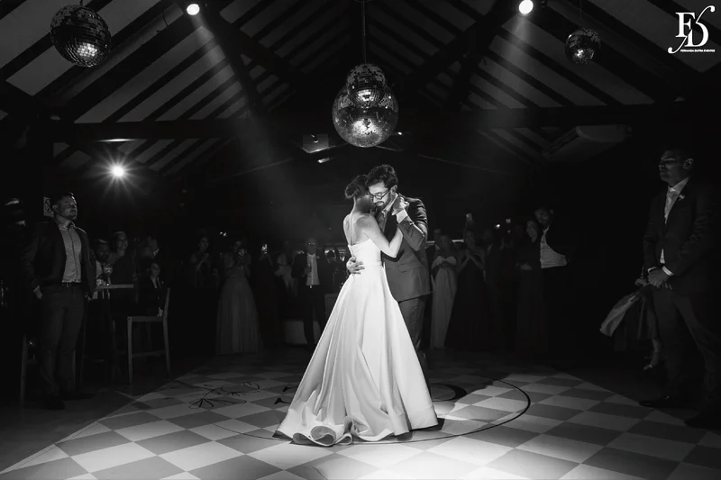 casamento no alto da capela em porto alegre com decoração elegante sofisticada delicada em verde e branco por life eventos especiais dança dos noivos