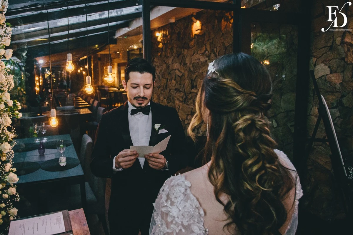 casamento com estética "old money" realizado no le bistrot gourmet em porto alegre por life eventos especiais mini-wedding casamento porto alegre