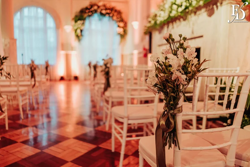 casamento com cerimônia e recepção realizados no salão imperatriz da associação leopoldina juvenil em porto alegre com decoração clássica em verde branco e prato por life eventos especiais assessoria de eventos em porto alegre