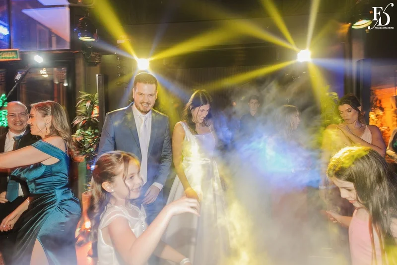 Pista de dança com névoa e luzes no casamento jovem no Dry Moments Porto Alegre