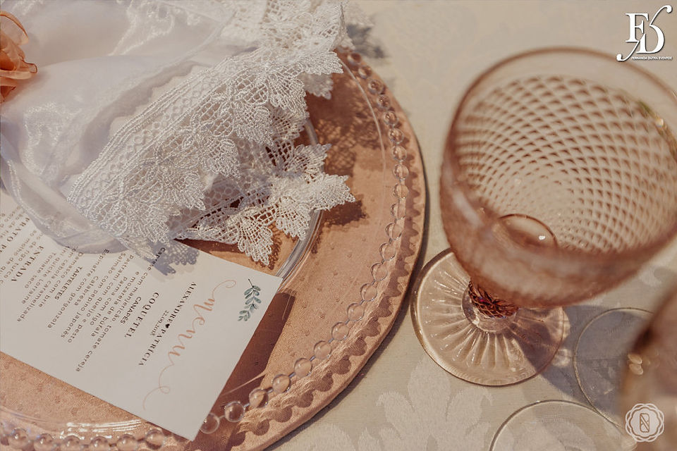 casamento com cerimônia e recepção na casa da figueira em porto alegre com decoração romântica e delicada em rosa ouro rosê e perolas criando um clima harmonioso e delicado por life eventos especiais assessoria e organização de casamento em porto alegre