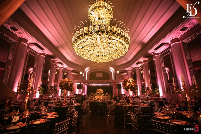 casamento com cerimônia na igreja santa teresinha da josé bonifácio em porto alegre e santissimo sacramento e recepção no salão dos espelhos do clube do comércio na andradas por life eventos especiais com decoração elegante sofisticada e luxuosa em porto alegre assessoria e cerimonial de eventos