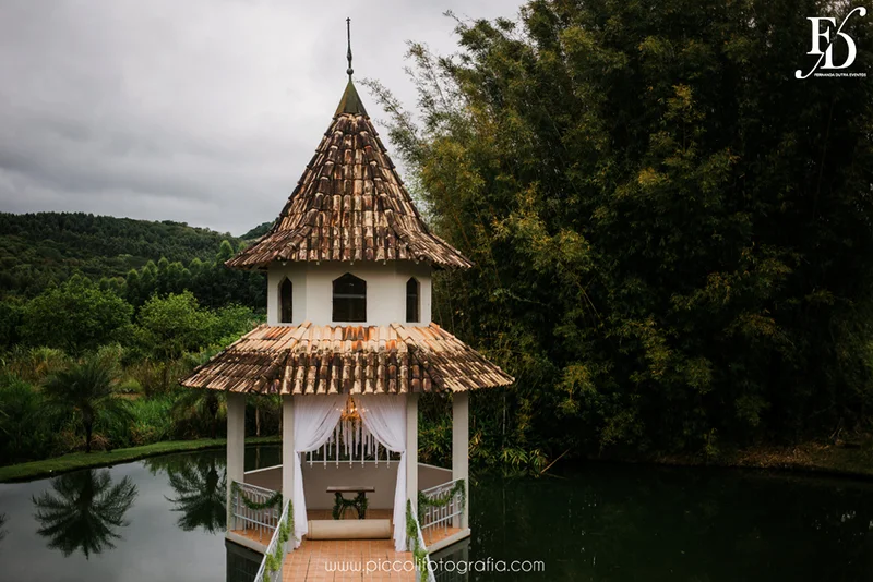 casamento diurno estilo destination wedding realizado em ivoti no interior do rs com cerimônia ao ar livre e recepção no salão principal do espaço da torre com decoração boho chic colorida botânica em tons de azul por life eventos especiais assessoria e cerimonial de casamentos em porto alegre