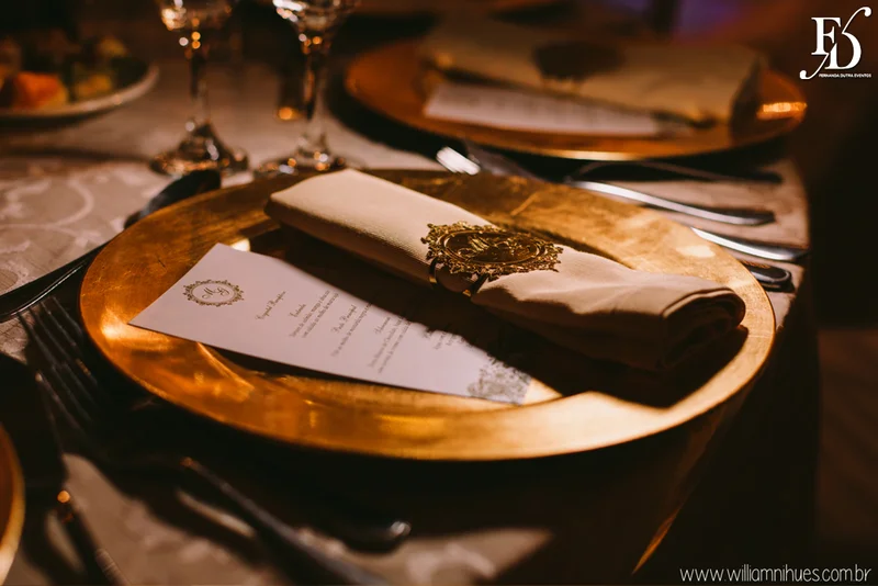 casamento luxuoso no clube veleiros do sul em porto alegre com decoração em dourado fechamento do teto em voil e espelhos venezianos cerimônia na igreja santa teresinha e santíssimo sacramento na redenção com organização e cerimonial de fernanda dutra da life eventos especiais organizadora de eventos em porto alegre