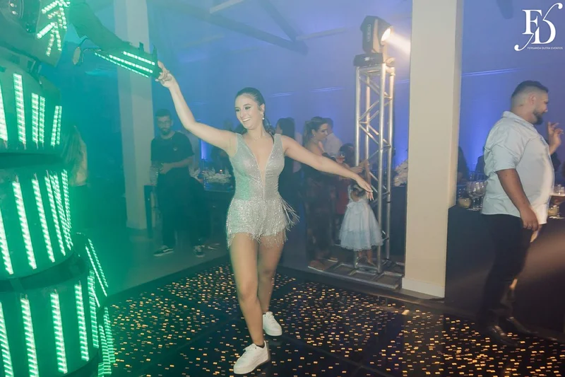 festa de 15 anos nas cores azul e branco com decoração moderna com cristais e espelhos por life eventos especiais assessoria e cerimonial de festas de 15 anos em porto alegre